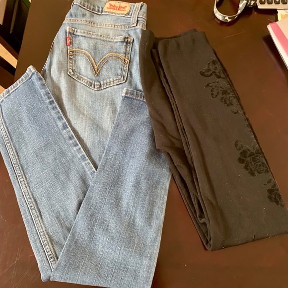 Levi's Denim - 💥GREAT DEAL!💥 Skinny Jeans with floral leggings!